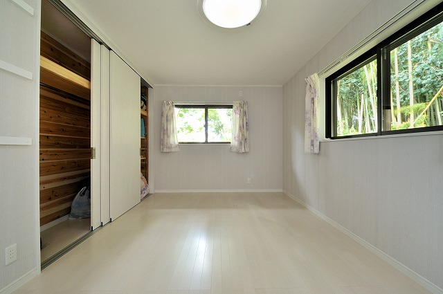 洋室（3）白が基調の床壁（収納は杉無垢板）